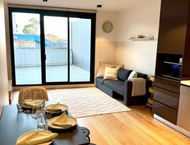 Modern 2 Bed 2 Bath Apartment with Parking opposite Westfield Doncaster