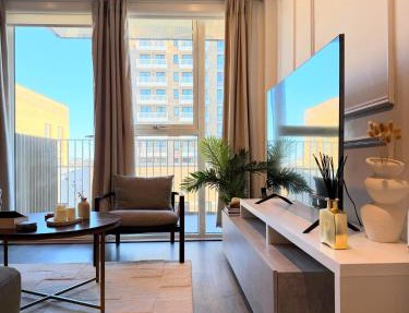 Modern 2 Bed - 2 Bath Flat near Central London with Parking Space