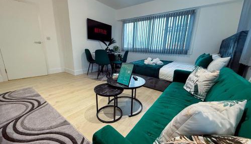 Modern 2 Bed Flat by Heathrow Airport, Free Parking