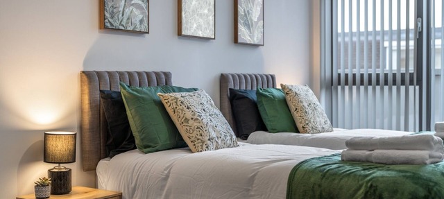 Modern 2-Bed Flat w/Balcony + Free Parking