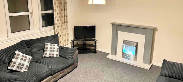 Modern 2 bed Flat, Private Parking & sec Entry