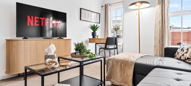 Modern 2-Bed Flat with Flexible Beds