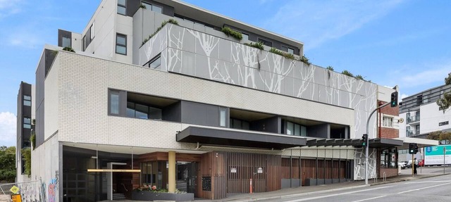 Modern 2-Bed Ivanhoe unit with Parking