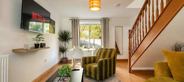 Modern 2-Bed Stay with Garden & Parking - Pass the Keys