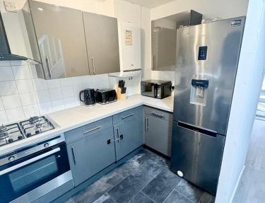 Modern 2-Bed w Parking & Garden