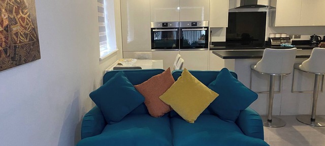 Modern 2 bedroom flat with Sky TV & free parking