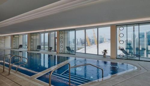 Modern 2bed Apt with pool access step from The O2
