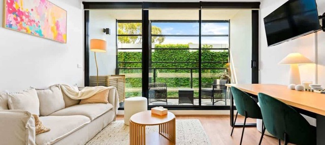 Modern 2BR Apt next to Gosch's Paddock w parking!
