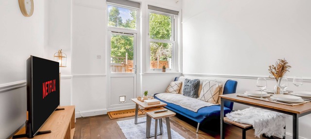 Modern 2BR Flat|Terrace|Free Parking|Rail Station
