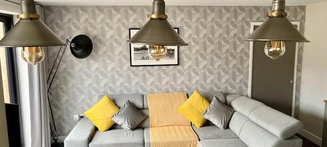Modern 2BR Flat in Sale - Peaceful Stay in M33 - Great Transport Links