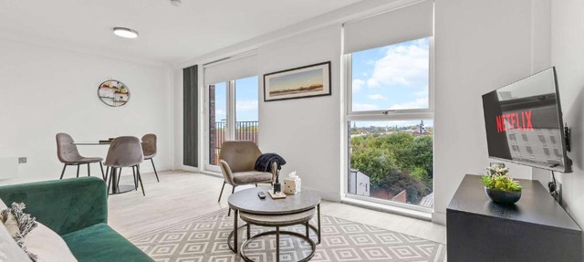 Modern 2BR with Balcony Near Manchester Centre