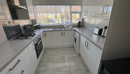 Modern 3-Bed Family Home in Quiet Sheffield Area