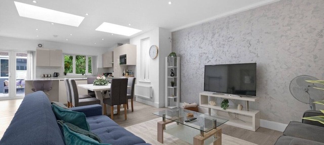 Modern 3 Bedroom, 2.5-Bathroom Home in Edgware