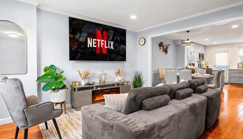 Modern 4BR Getaway 3 Min to OldTown Walk to Metro