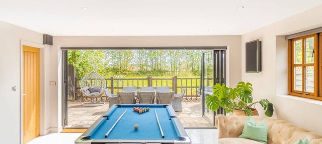 Modern 5 Bed Barn Conversion in Dorney By Tempstay