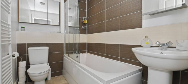 Modern 5BR Home Near Harry Potter Studios – Ideal for Groups & Contractors
