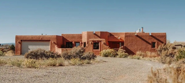 Modern Adobe - Hot Tub - Game Room - Close to Ski Resorts- 10 min to Downtown!