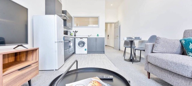 Modern and Bright 1 Bed Apartment, Dudley