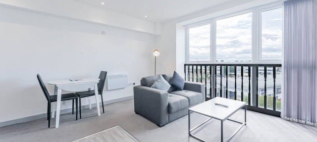 Modern and Bright 1 Bed Apartment in Dudley