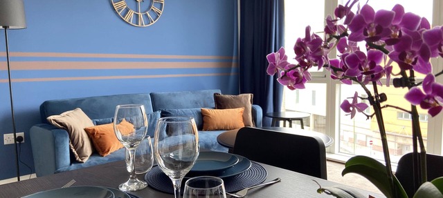 Modern and Comfortable 2-bed 2-bath Apartment Your Perfect Business Suite