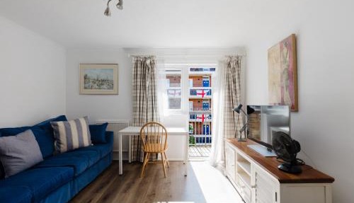 Modern and Spacious Central 1 Bedroom Apartment with Balcony
