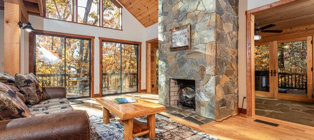 MODERN CABIN DEEP IN THE MOUNTAINS AND ONLY 20 MINS TO HARRISONBURG