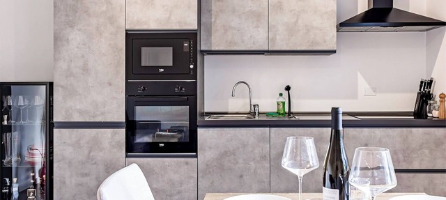 Modern Central Apartment | WiFi, Self Check-in, Mountain View, Work & Relax