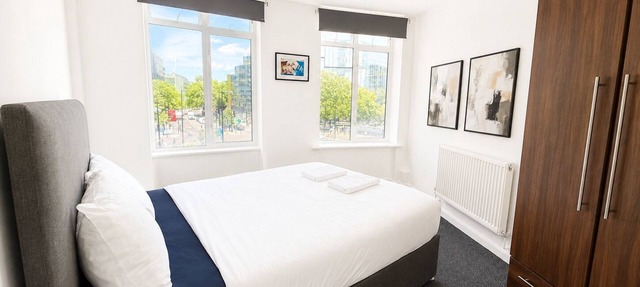Modern Central Large Apt Above Tube for 4
