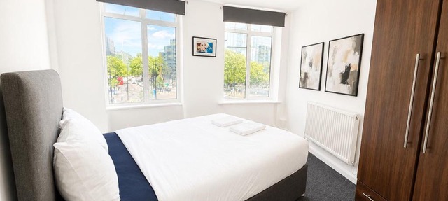 Modern Central Large Apt Above Tube for 4