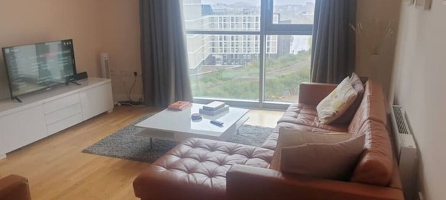 Modern City-Centre Apartment with Stunning Views & Free Parking