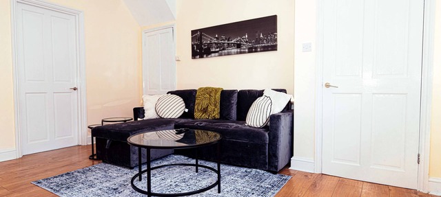 Modern,comfy 2 Bedroom House in Hatfield, Town Centre, Free Parking!