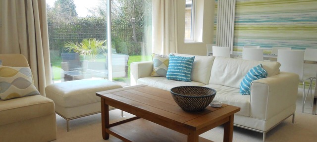 Modern Contemporary Bungalow With Sunny Garden, Sleeps 9, Easy access to London