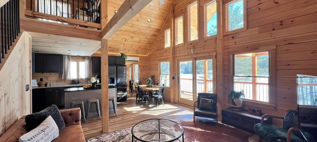Modern & Cozy Lakefront Cabin: Rustic Charm and Serene views