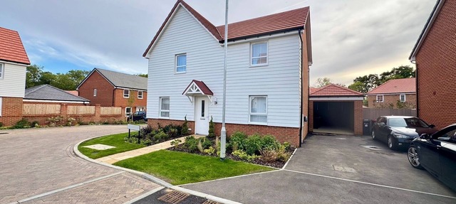 Modern Detached 4BR House – Super-King En-suite, Garden, Parking, Driveway