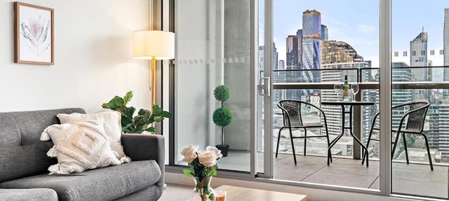 Modern Docklands 2B1B APT - City View , Pool, Gym, Free Parking