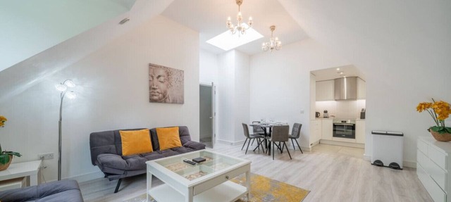 Modern Elegant 2-Bed, free private parking