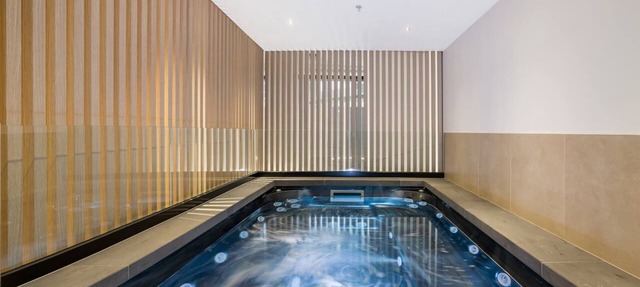 Modern, Executive 1 Bedroom Apartment With Balcony