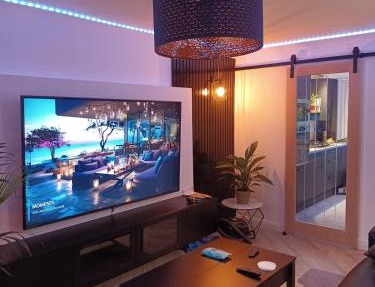Modern flat in quiet residential cul-de-sac