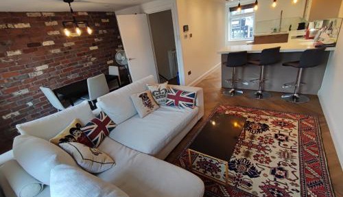 Modern Hammersmith 2 Bed 2 Bath Apt with AC & Terrace