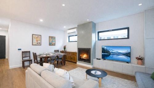 Modern Home - gr8 4 groups by Custom Bnb Hosting