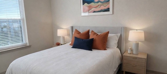 Modern Luxe Apt in Downtown Crown. Pool Gym Walkable