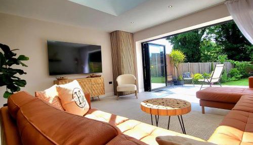 Modern Luxury Home with Spacious Garden close to Warner Bros Studio