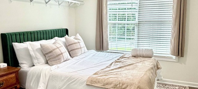 Modern Mediterranean haven, 1 King 2 Queens in Suwanee-Duluth Gas South District