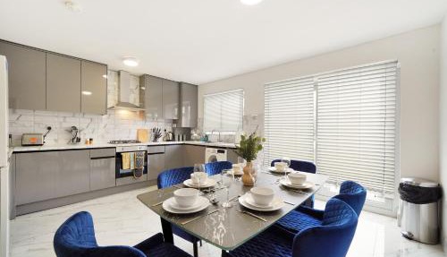 Modern Modern Wembley Abode - Parking - Garden - Sleeps 14