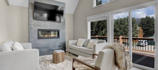 Modern Mountainside Sanctuary