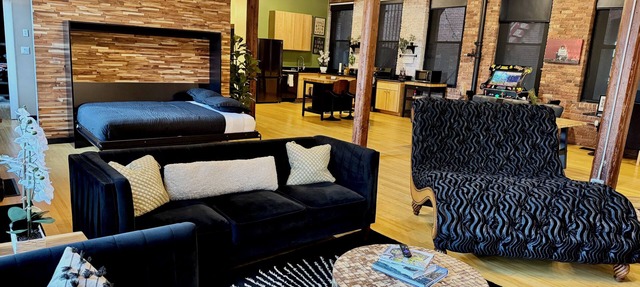 Modern Newark Loft, Walkable Dining, NYC Access 20min train ride, Gated Parking