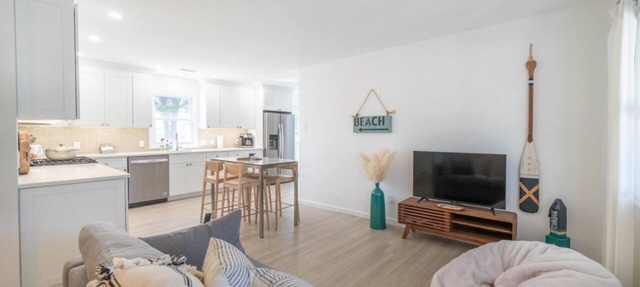 Modern, open plan beach house - 2 blocks to the bay beach, pet friendly