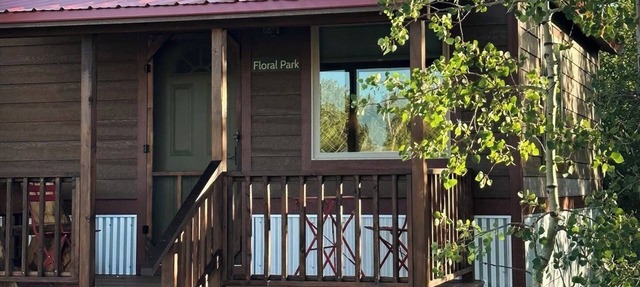 Modern & private, 1-bedroom cabin close to Many Glacier & Going-to-the-Sun Road.