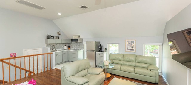 Modern Private 1BR/1BTH w/1-car Garage Parking Near Hospitals/Corporate Office