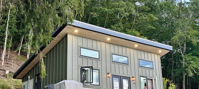 Modern + Private + Biking Paradise. No Stairs, Monday Lick & GBR River Trail
